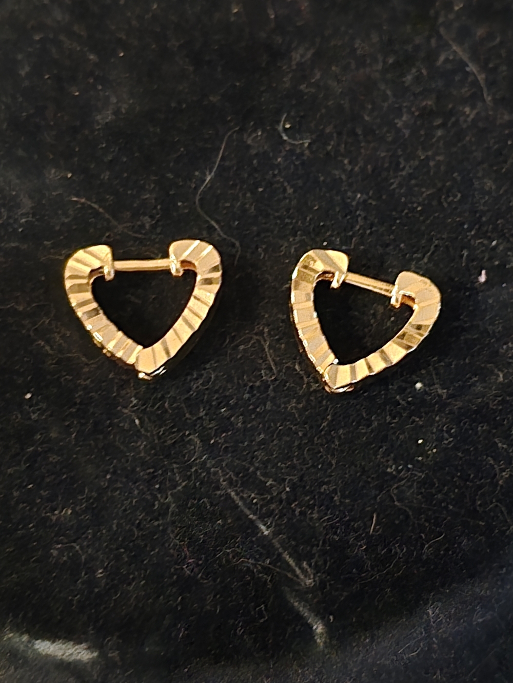 22kgp Dubai Jewelry Gold Heart Hoop Earrings - Dainty Textured Heart Huggies